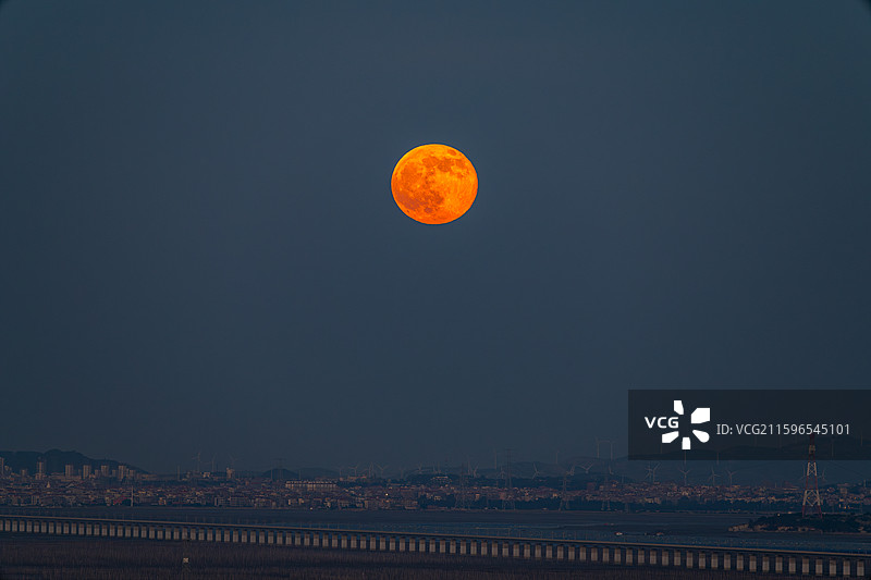 满月下的福厦高铁大桥图片素材