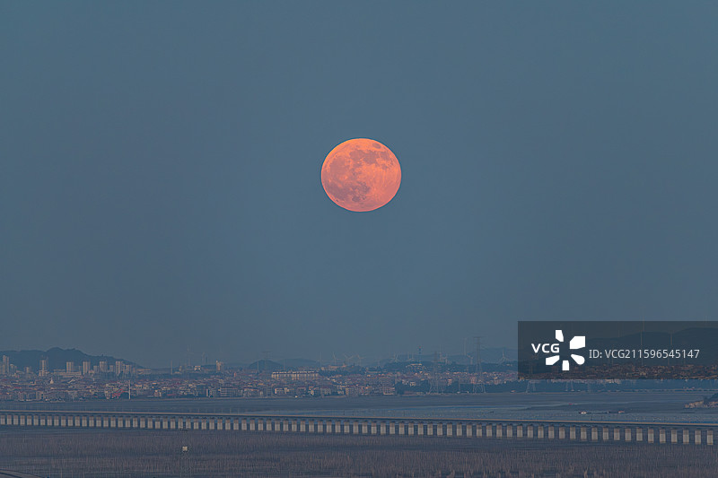 满月下的福厦高铁大桥图片素材