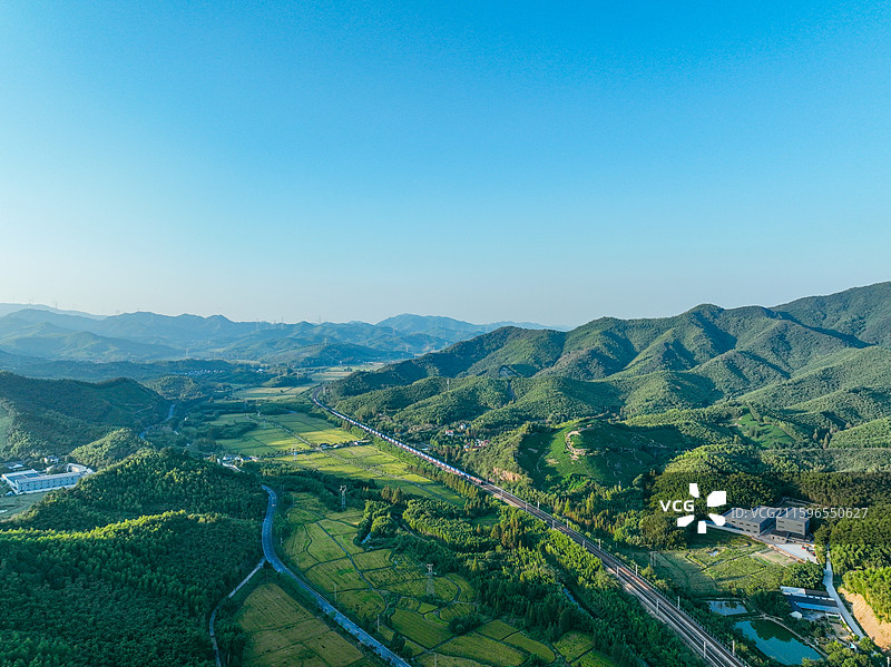 湖州埭溪-行进的火车图片素材