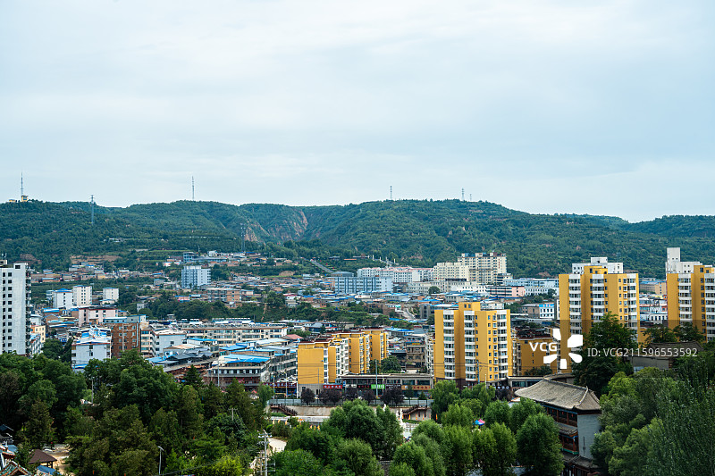 山城建筑与葱郁山林景致图片素材