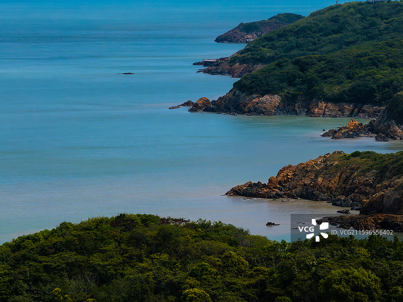 航拍碧海蓝天白云下的浙江舟山岱山中国海岬公园风光图片素材