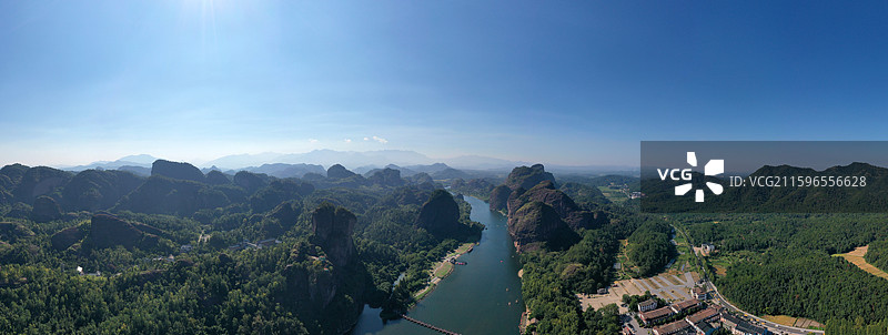 全景泸溪河 泸溪河龙虎山段素有"秀比漓江，美如九曲"之誉。图片素材