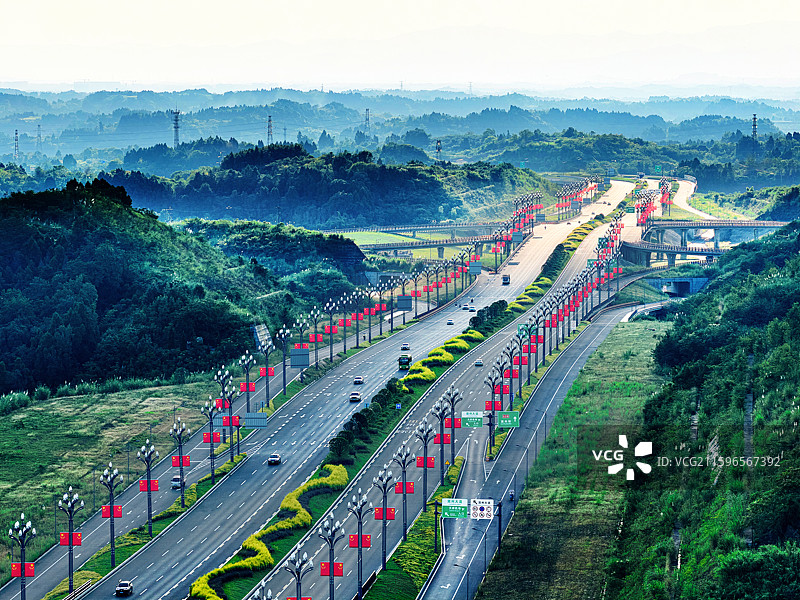 红旗飘扬的简州大道图片素材