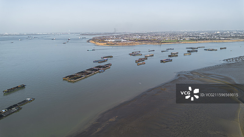 繁忙宽阔的长江下游-长江江苏镇江扬中扬州泰州交界处段图片素材