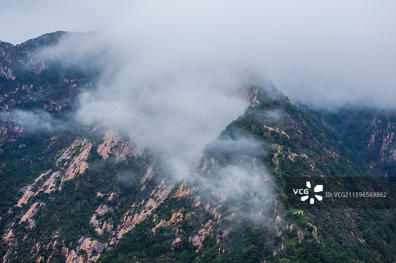 仙境般的山川瀑布景观图片素材