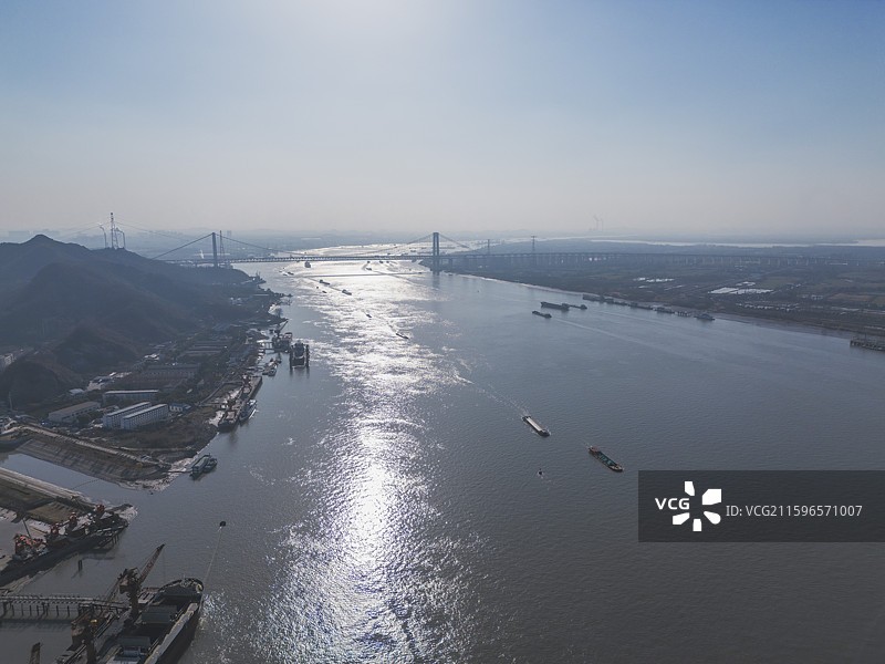 宽阔繁忙的长江下游-长江江苏镇江京口区五峰山长江大桥段图片素材