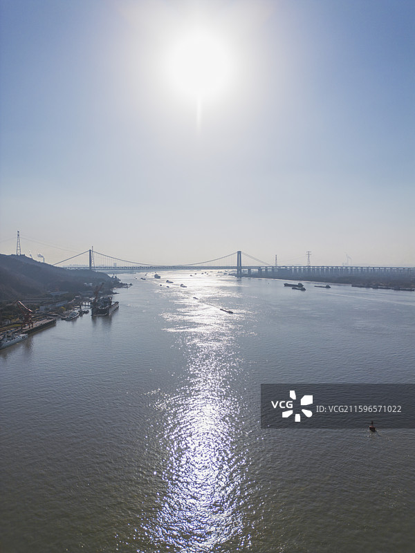 宽阔繁忙的长江下游-长江江苏镇江京口区五峰山长江大桥段图片素材