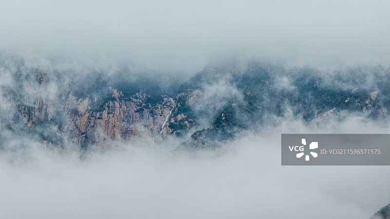 仙境般的山川瀑布景观图片素材