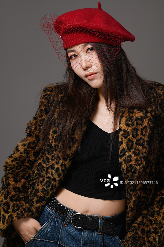 戴帽子穿豹纹大衣的年轻女子特写肖像图片素材
