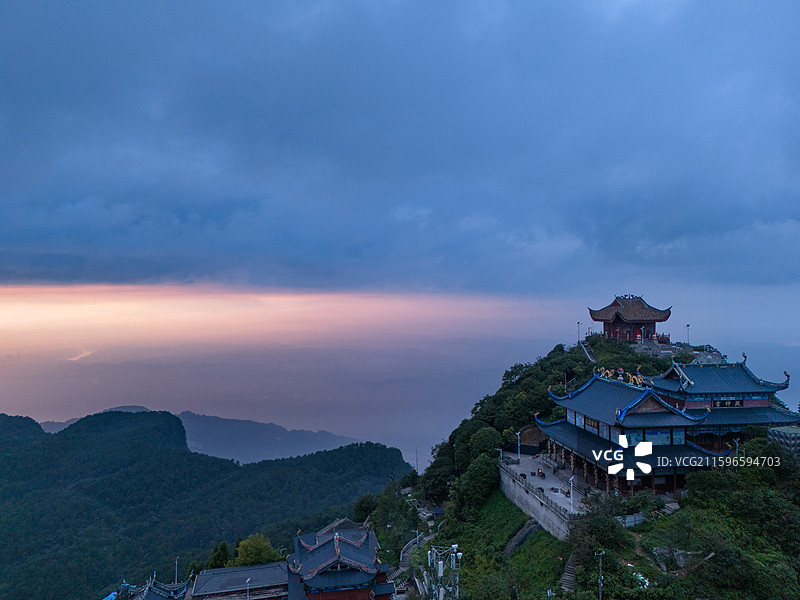 华蓥山宝鼎光明寺日落航拍图片素材