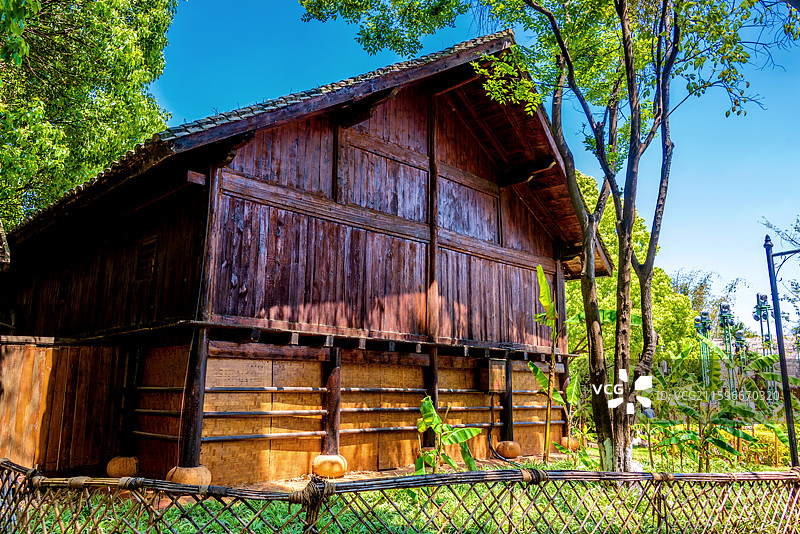 中国云南昆明云南民族村德昂族寨图片素材