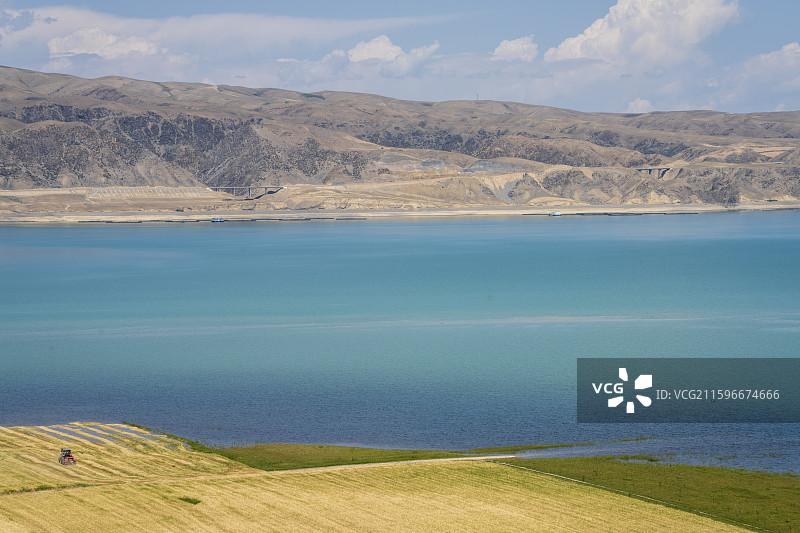 蓝天白云下的特克斯蓝湖图片素材