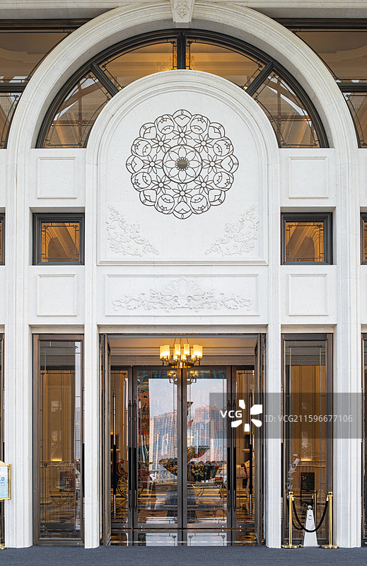 中国露台花园景观设计拍摄主题，欧洲建筑风格的酒店大厅外立面，户外白昼无人图像摄影图片素材