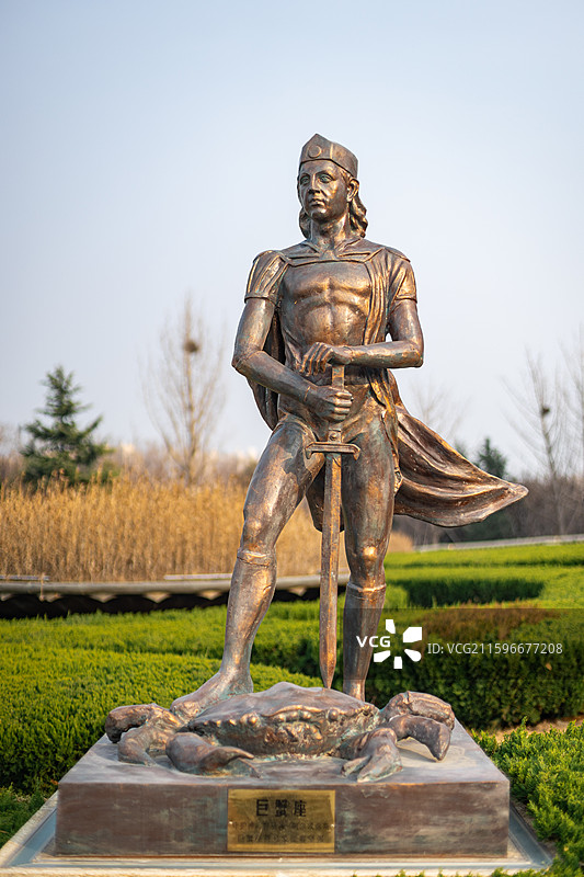 中国露台花园景观设计拍摄主题，欧式风格广场上十二星座巨蟹座雕像，户外白昼雕像图像摄影图片素材