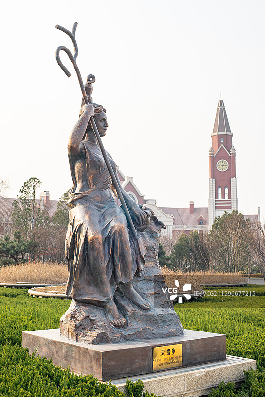 中国露台花园景观设计拍摄主题，欧式风格广场上十二星座天蝎座雕像，户外白昼雕像图像摄影图片素材