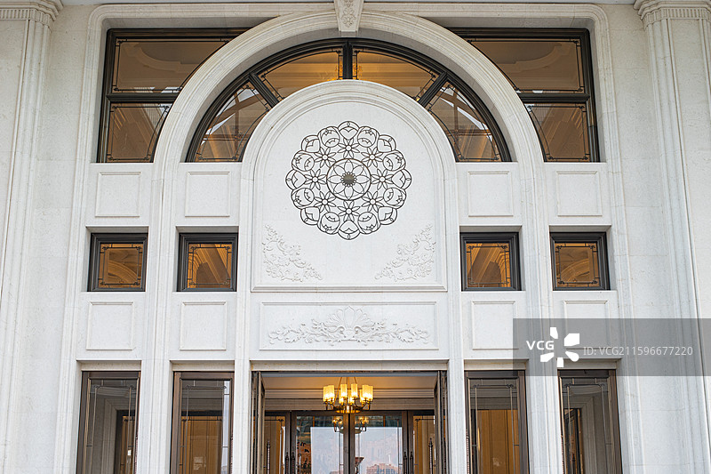 中国露台花园景观设计拍摄主题，欧洲建筑风格的酒店大厅外立面，户外白昼无人图像摄影图片素材