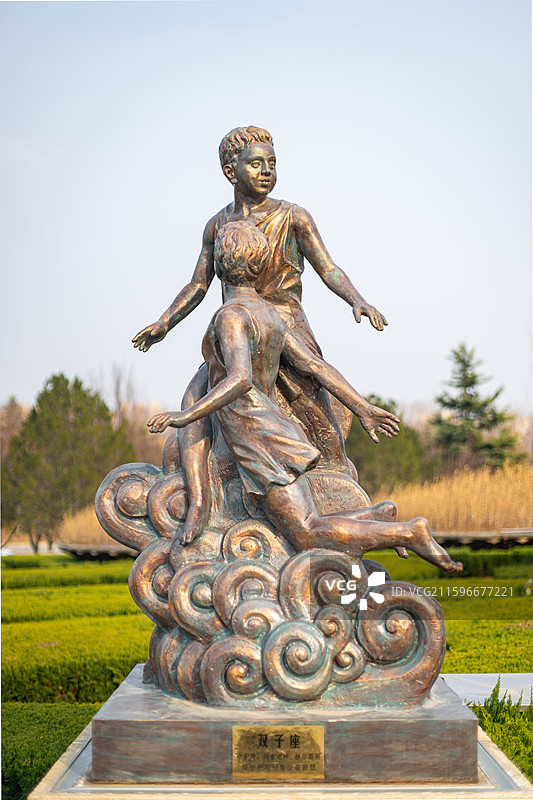 中国露台花园景观设计拍摄主题，欧式风格广场上十二星座双子座雕像，户外白昼雕像图像摄影图片素材