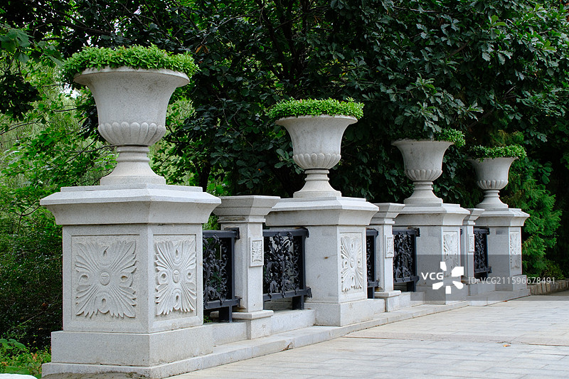 石头花坛。老石槽花盆。雕刻。鲜花种植。鸡冠花。城堡图片素材