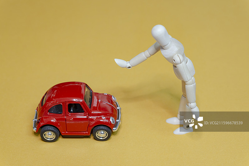 模拟行人对机动车做出停止前行的手势场景图片素材