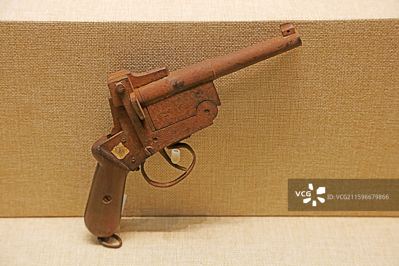 河北博物院抗日烽火英雄河北展览地道战时用过的手枪图片素材