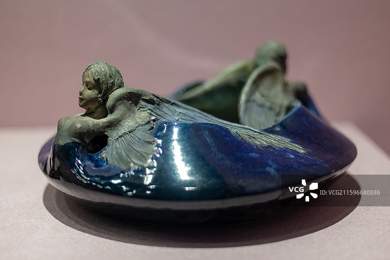 安娜·布多娃·苏恰多娃蓝釉天使陶碗图片素材