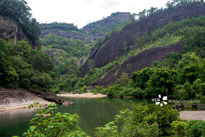 俯拍福建南平九曲溪竹筏漂流周边风景图片素材