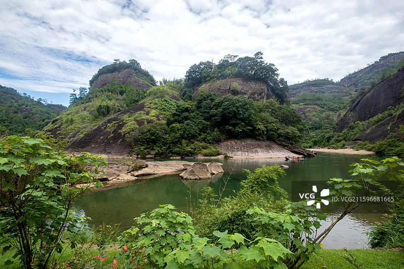 俯拍福建南平九曲溪竹筏漂流周边风景图片素材