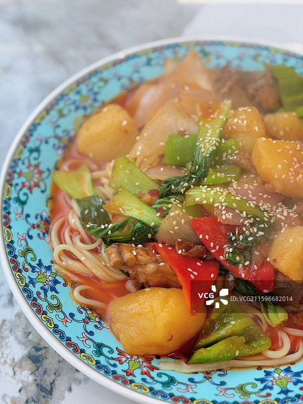 新疆美食面食大盘鸡拌面图片素材