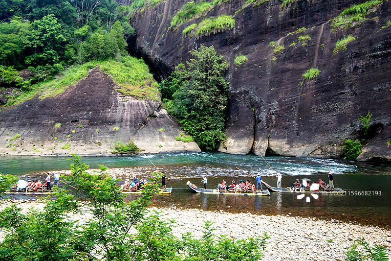 俯拍福建南平九曲溪竹筏漂流周边风景图片素材