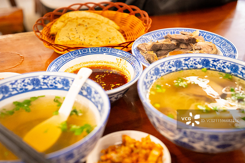 西安特色美食 水盆羊肉 羊肉泡馍图片素材