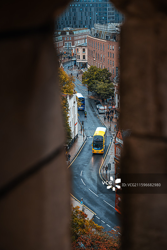 英国诺维奇城堡下的公交车图片素材