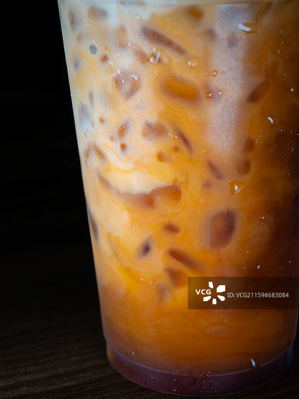 杯壁挂着水珠的冰镇泰国甜奶茶图片素材
