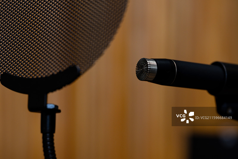 录音室中的专业麦克风与防喷罩图片素材