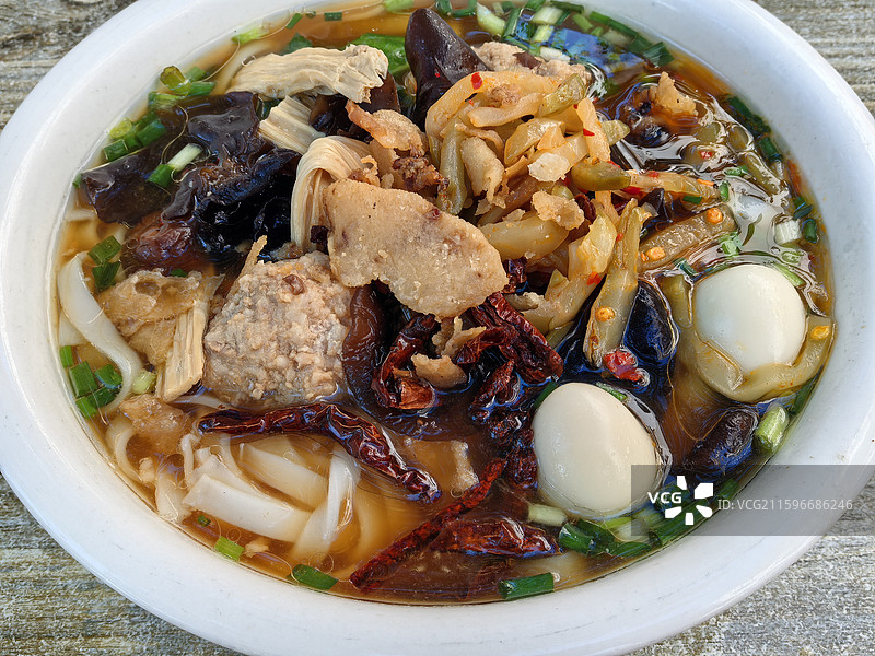 湖南美食三鲜米粉，木耳、肉丸、鹌鹑蛋图片素材