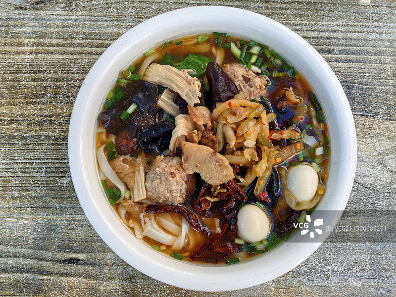 湖南美食三鲜米粉，木耳、肉丸、鹌鹑蛋图片素材