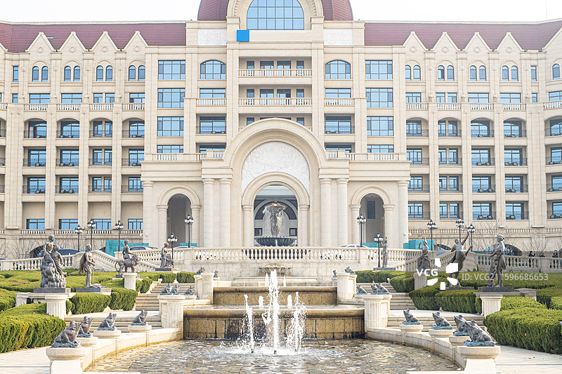 中国露台花园景观设计拍摄主题，欧式风格酒店广场上十二星座雕像和水槽里的喷泉，户外白昼雕像图像摄影图片素材