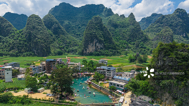 广西山水喀斯特地貌风光优美风景旅行都安九顿天窗风光地下暗河皮划艇山清水秀桂林山水甲天下图片素材