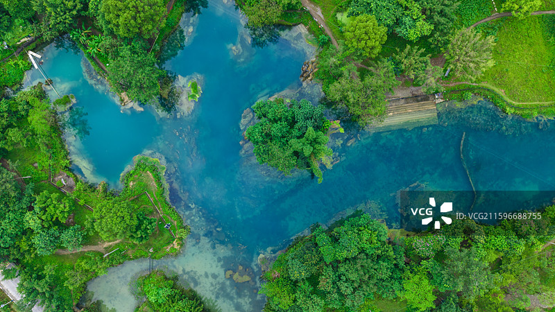 广西山水喀斯特地貌风光优美风景旅行都安九顿天窗风光地下暗河皮划艇山清水秀桂林山水甲天下图片素材