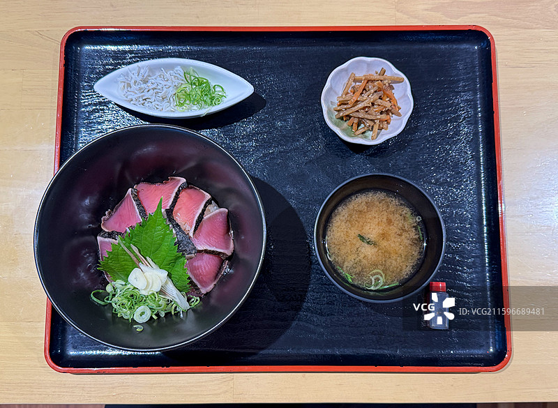 日本高知县特产，炙烤鲣鱼盖饭套餐图片素材