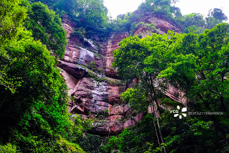中国贵州赤水丹霞旅游区，赤水丹霞世界遗产核心区佛光岩景区风光，赤水丹霞地貌，赤水丹霞石，红色丹崖图片素材