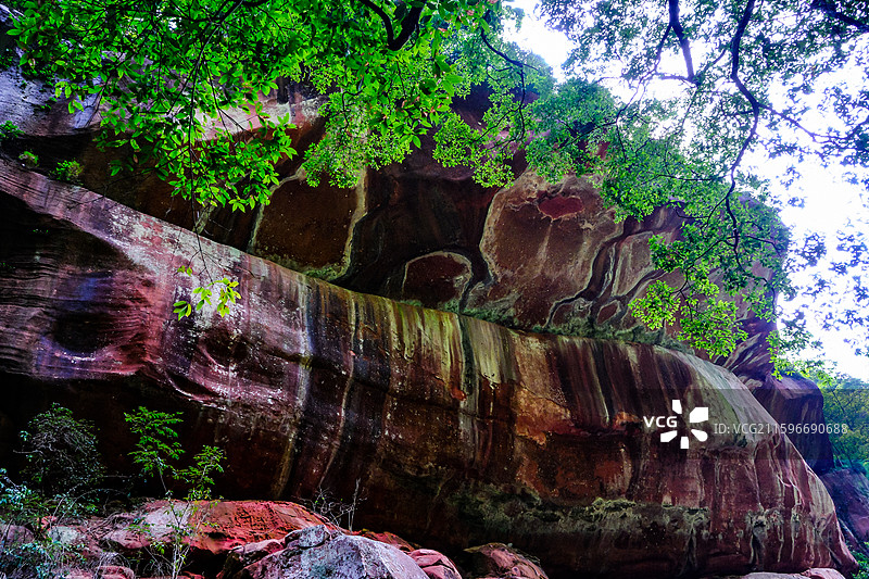 中国贵州赤水丹霞旅游区，赤水丹霞世界遗产核心区佛光岩景区风光，赤水丹霞地貌，赤水丹霞石，红色丹崖图片素材