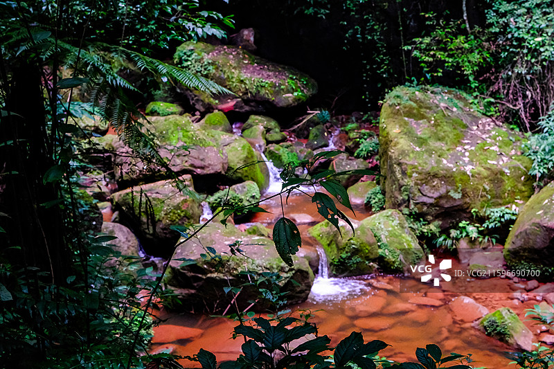 中国贵州赤水丹霞旅游区，赤水丹霞世界遗产核心区佛光岩景区风光，赤水丹霞地貌，赤水丹霞石，红色丹崖图片素材