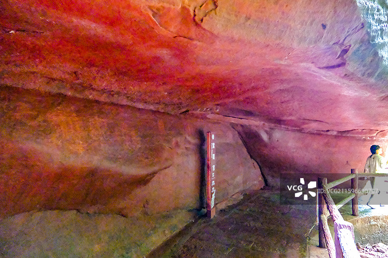 中国贵州赤水丹霞旅游区，赤水丹霞世界遗产核心区佛光岩景区风光，赤水丹霞地貌，赤水丹霞石，红色丹崖图片素材