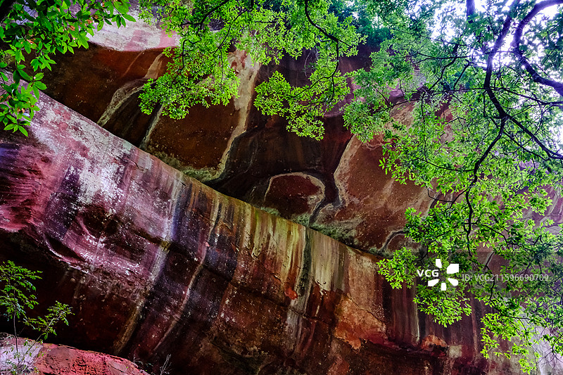 中国贵州赤水丹霞旅游区，赤水丹霞世界遗产核心区佛光岩景区风光，赤水丹霞地貌，赤水丹霞石，红色丹崖图片素材