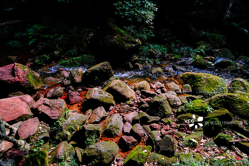中国贵州赤水丹霞旅游区，赤水丹霞世界遗产核心区佛光岩景区风光，赤水丹霞地貌，赤水丹霞石，红色丹崖图片素材