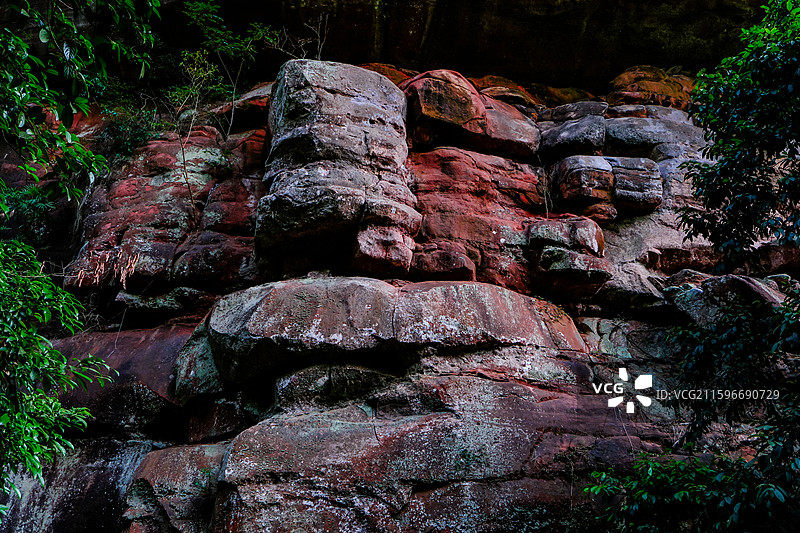 中国贵州赤水丹霞旅游区，赤水丹霞世界遗产核心区佛光岩景区风光，赤水丹霞地貌，赤水丹霞石，红色丹崖图片素材