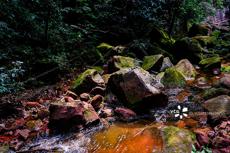 中国贵州赤水丹霞旅游区，赤水丹霞世界遗产核心区佛光岩景区风光，赤水丹霞地貌，赤水丹霞石，红色丹崖图片素材