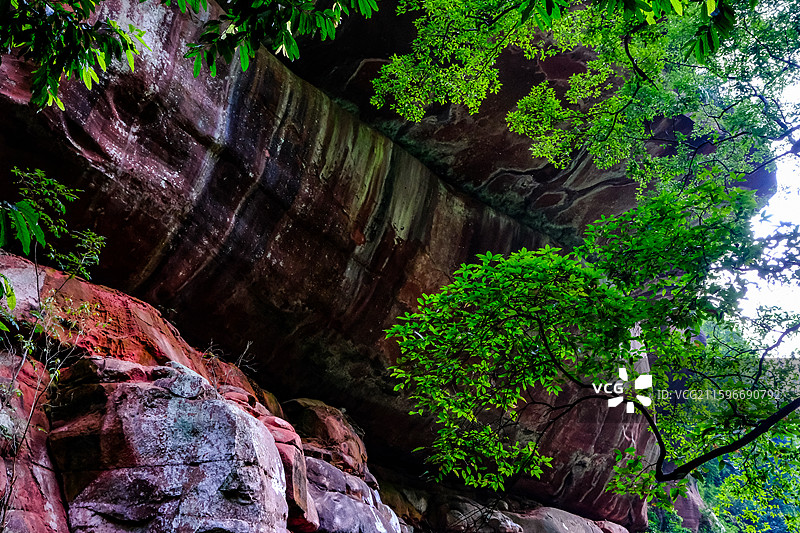中国贵州赤水丹霞旅游区，赤水丹霞世界遗产核心区佛光岩景区风光，赤水丹霞地貌，赤水丹霞石，红色丹崖图片素材