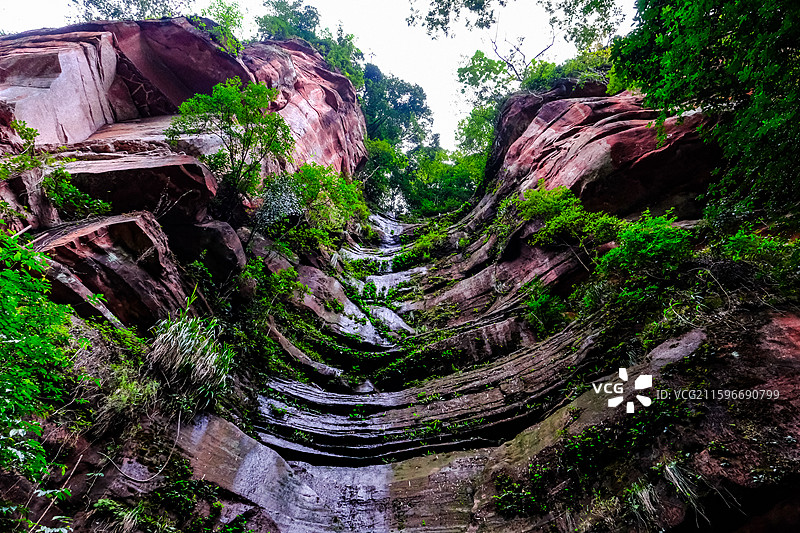 中国贵州赤水丹霞旅游区，赤水丹霞世界遗产核心区佛光岩景区风光，赤水丹霞地貌，赤水丹霞石，红色丹崖图片素材