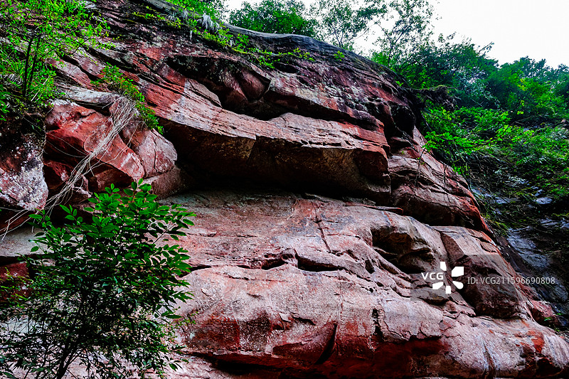 中国贵州赤水丹霞旅游区，赤水丹霞世界遗产核心区佛光岩景区风光，赤水丹霞地貌，赤水丹霞石，红色丹崖图片素材
